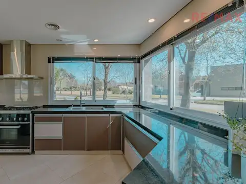 Casa 9 ambientes con 7 baños