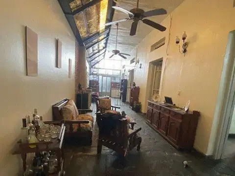 CASA CON COCHERA Y QUINCHO
