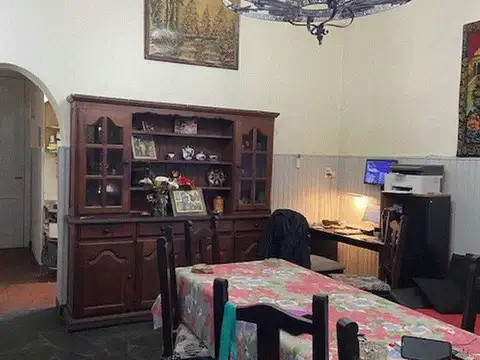 CASA CON COCHERA Y QUINCHO