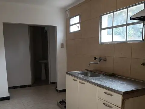 CASA INTERNA DE DOS DORMITORIOS Y PATIO