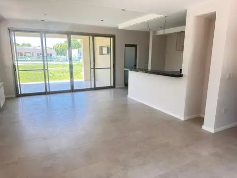 Casa 4 ambientes con 2 baños