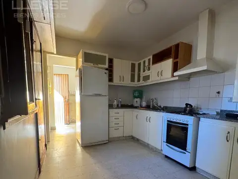 Casa 4 ambientes con departamento de entrada individual en VENTA - Don Bosco 470, Bernal
