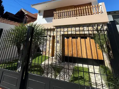 Casa 4 ambientes con departamento de entrada individual en VENTA - Don Bosco 470, Bernal.