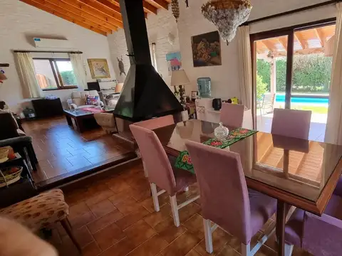 Casa 4 ambientes con 2 baños