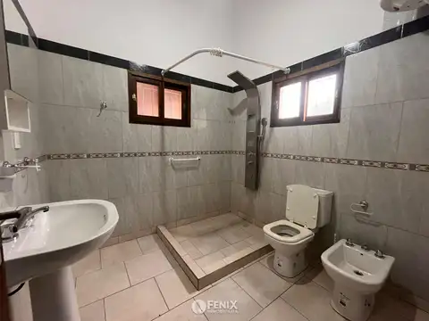 CFA221 - AMPLIA CASA EN ALQUILER - 2 DORMITORIOS - AV. 213 Y FANGIO