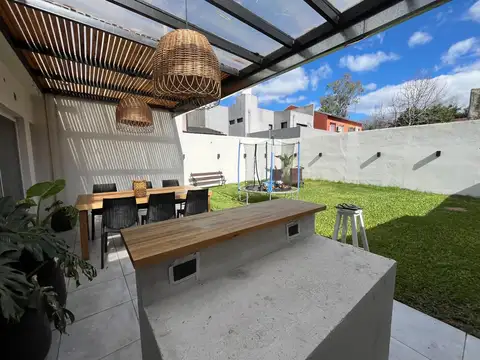 Casa en una planta ampliable, jardin , 220m2 , 2 cocheras