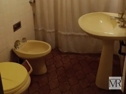 CASA AMPLIA Y EN MUY BUEN ESTADO 