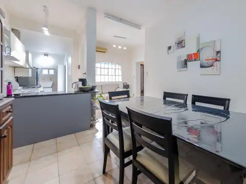 CASA EN VENTA CON COCHERA EN BARRIO AZCUÉNAGA
