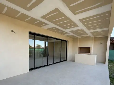 Casa 6 ambientes con 2 baños