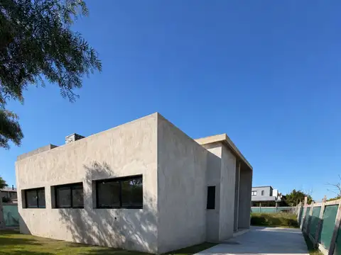 VENTA CASA A ESTRENAR 3 DORMITORIOS PILAR DEL ESTE