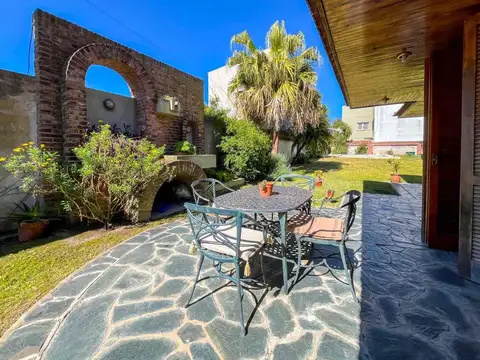 CASA 3 DORMITORIOS EN VENTA LA  PLATA CON PILETA