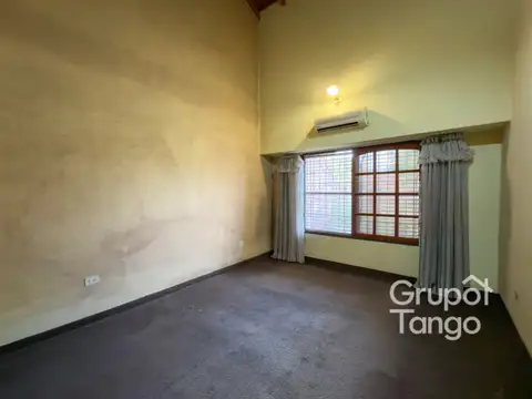 Venta Casa Gregorio de Laferrere Tres Ambientes Patio Jardin Quincho Cochera Parrilla