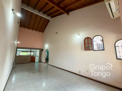 Casa en Venta con 2 cocheras
