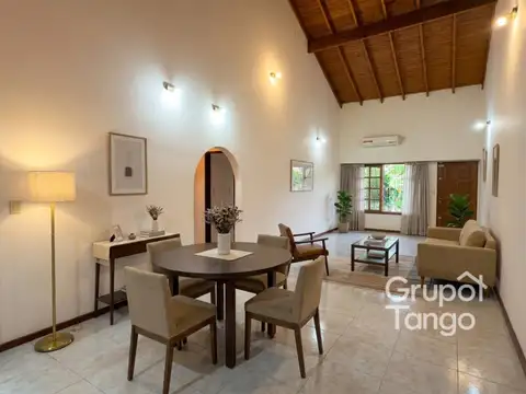 Venta Casa Gregorio de Laferrere Tres Ambientes Patio Jardin Quincho Cochera Parrilla