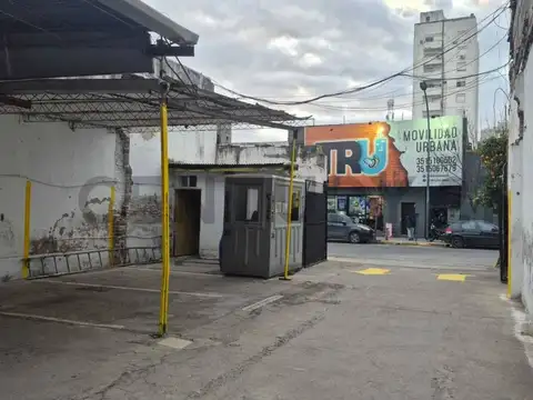 IMPERDIBLE INVERSIÓN EN MICROCENTRO: Terreno de 562 m² con Tinglado de 550 m² – Rivera Indarte 650