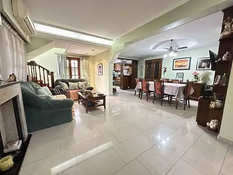 Casa en Venta con 3 cocheras