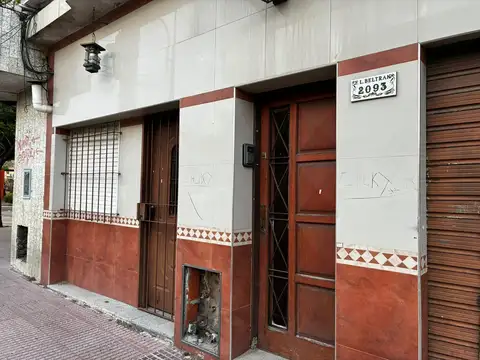 Casa 7 ambientes con 2 baños