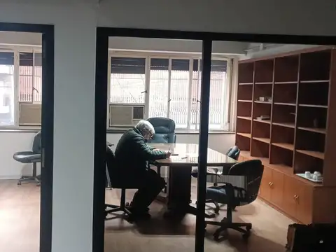 Amplia Oficina en excelente ubicacion