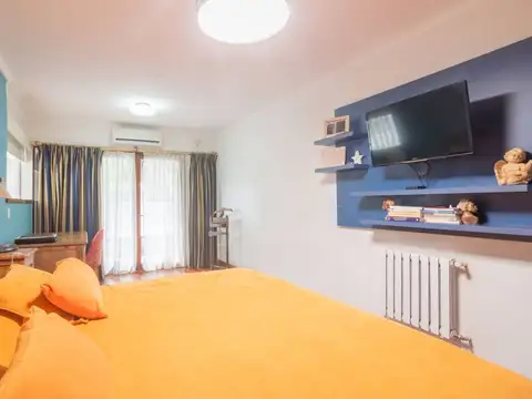 Casa única a la venta sobre la Costanera!