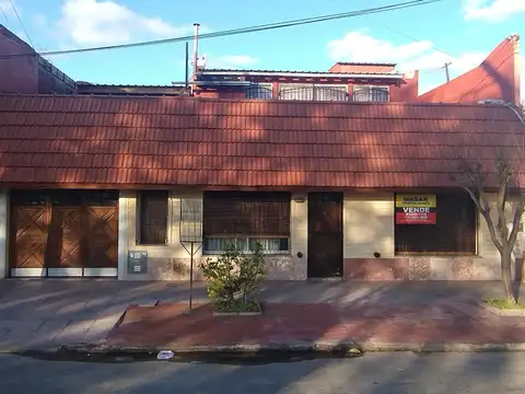 Casa de 4 Ambientes con Quincho y Garage