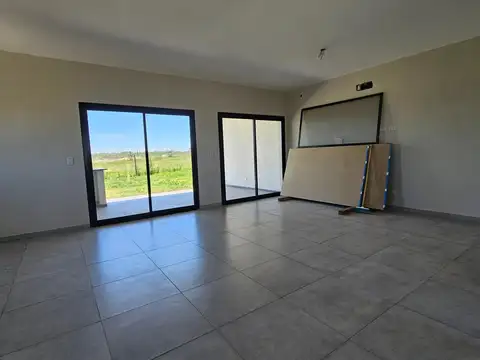 Casa 4 ambientes con 2 baños