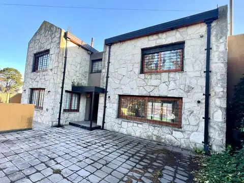 VENTA CASA 4 AMB 2 PLANTAS HIDROMASAJE GRAN PARQUE