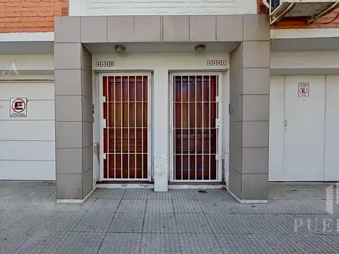 VENTA CASA TIPO DÚPLEX DE 4 AMBIENTES EN MONTECASTRO CON JARDÍN Y DOS COCHERAS