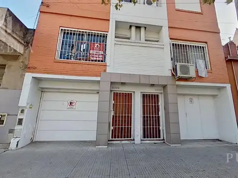 VENTA CASA TIPO DÚPLEX DE 4 AMBIENTES EN MONTECASTRO CON JARDÍN Y DOS COCHERAS- APTO CREDITO-