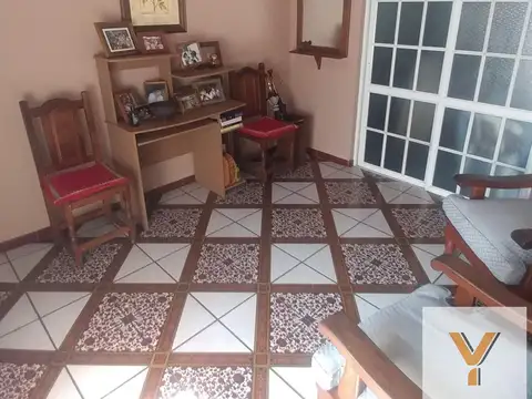 Casa 6 ambientes con 2 baños