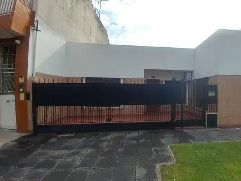 Casa en venta - 4 Dormitorios 2 Baños - Cochera - 230Mts2 - Lomas de Zamora