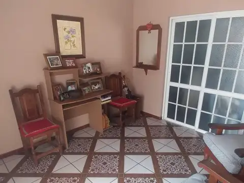 Casa 6 ambientes con 2 baños