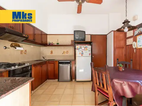 Casa 4 ambientes con 2 baños