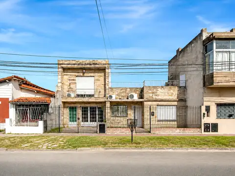 Casa Familiar de 5 Ambientes con Excelente Ubicación en Castelar