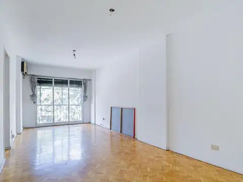 4 ambientes con balcon al frente a  250 Mts de Plaza Italia.