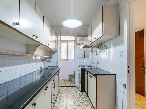 4 ambientes con balcon al frente a  250 Mts de Plaza Italia.