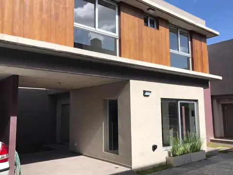 Casa 4 ambientes con 4 baños