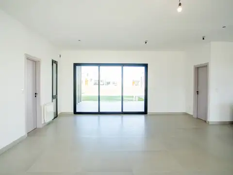 CASA 4 AMB A ESTRENAR - 165 M2 CUBIERTOS - LOTE 819 M2 - CON GALERIA Y PISCINA