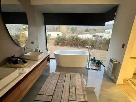 Venta casa exclusiva de tres dormitorios con pileta en country Carlos Paz Golf