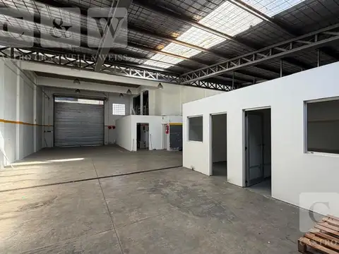 Galpón con oficinas comerciales
