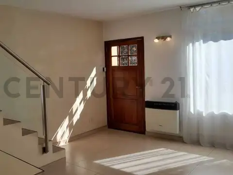 Casa en Alquiler con 1 cochera