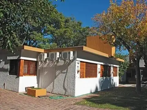 Casa 8 ambientes con 3 baños
