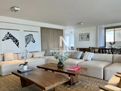 Vende apartamento de 4 dormitorios en Manantiales frente al mar.