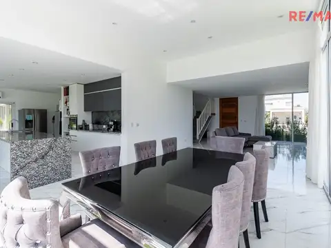 Casa en Venta con 3 cocheras