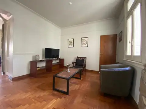 VENTA - Casa de 5 ambientes desarrollada en 3 plantas, con patio y cochera