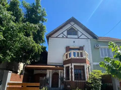 VENTA - Casa de 5 ambientes desarrollada en 3 plantas, con patio y cochera