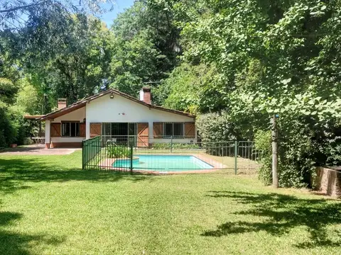 Casa en una planta con lindisimo jardin en el Barrio Los Nogales