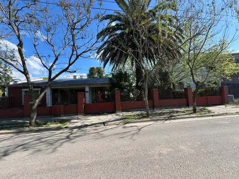 CASA A REFACCIONAR CON IMPORTANTE LOTE