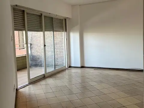 Departamento de dos dormitorios con cochera en alquiler y venta - Av Pellegrini 1800