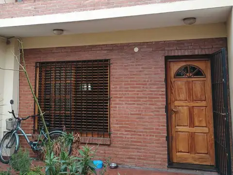 Triplex 4 ambientes con playroom y cochera, 4 cuadras Plaza S. Justo.