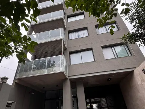 Departamento 3 ambientes con balcon al frente y cochera